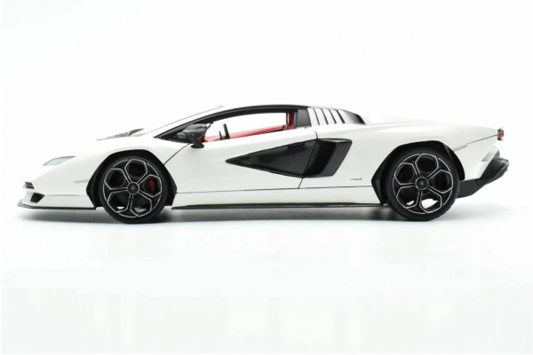 Модель Lamborghini Countach LPI 800-4 1:38 (белая)